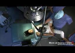 Médicos estrupando mulher em sala de cirurgia