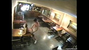 Camera de segurança flagra funcionarios do bar fodendo